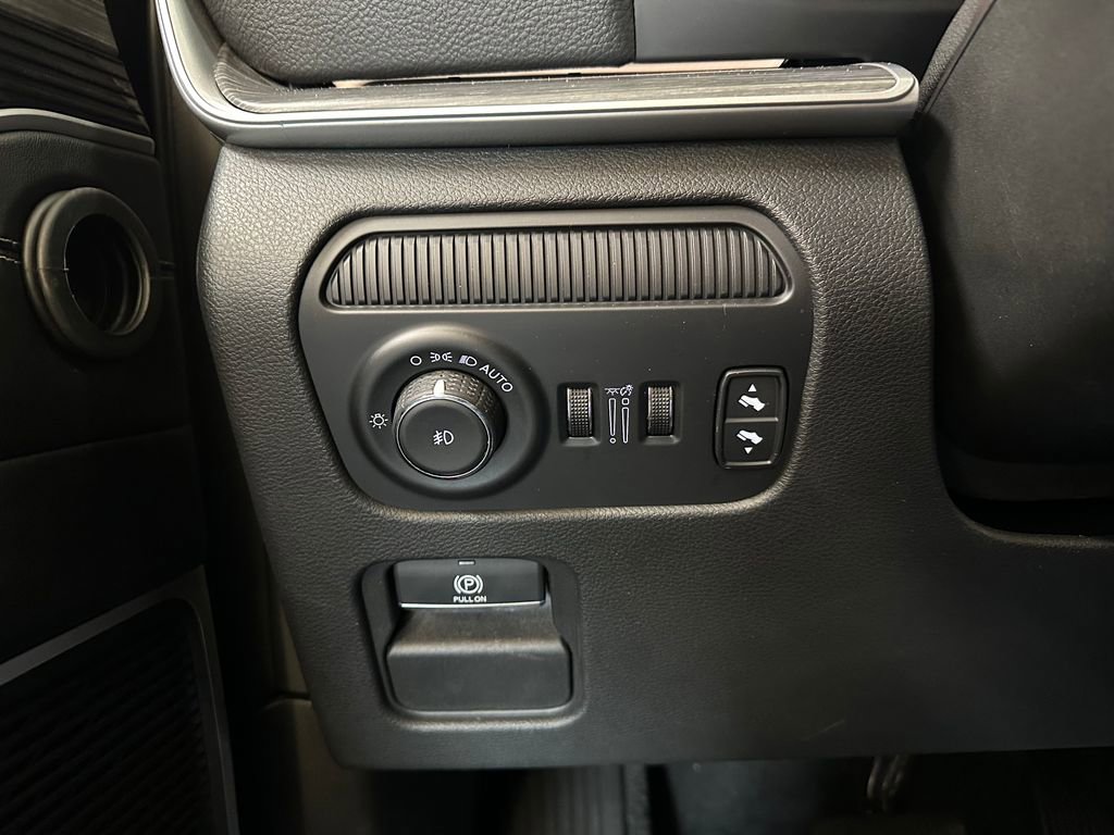 Certified 2024 Jeep Wagoneer Series II w/ Flexible Seating Group AWD/4WD image 19