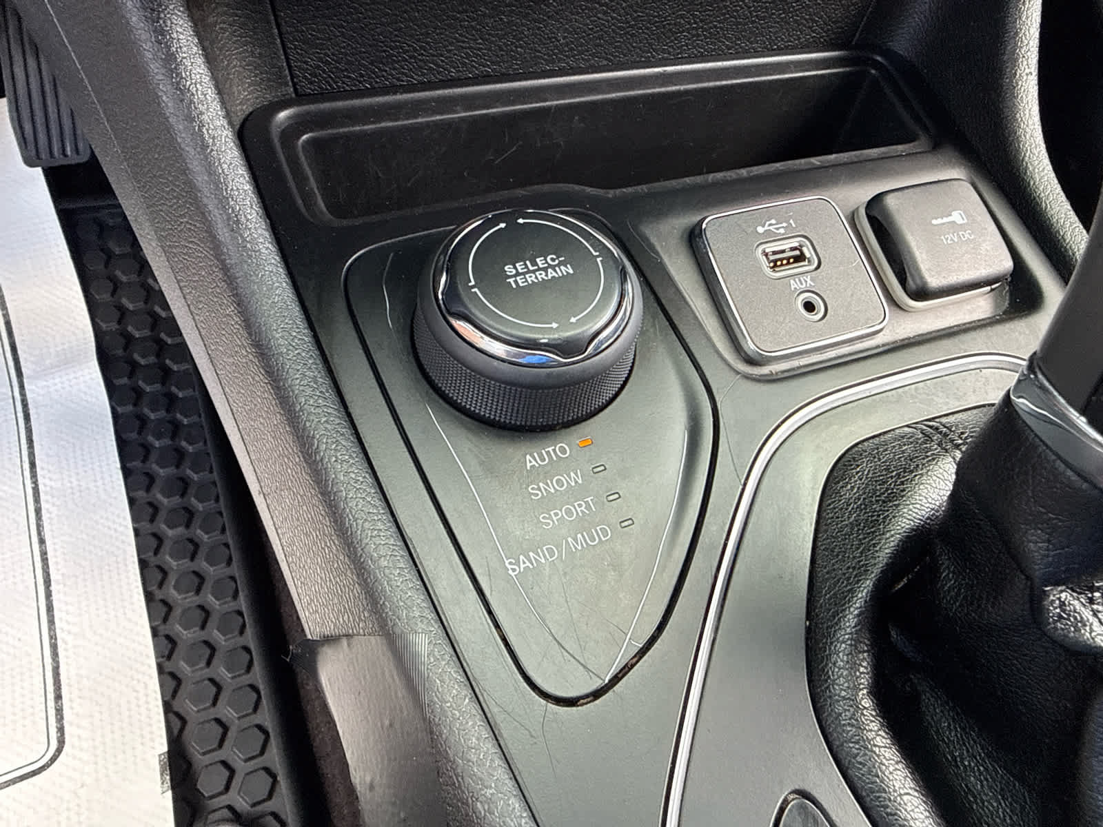 Used 2019 Jeep Cherokee Latitude Plus w/ Cold Weather Group AWD/4WD image 20
