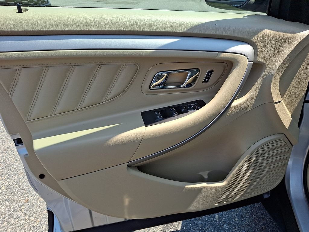 Used 2017 Ford Taurus SE FWD image 12