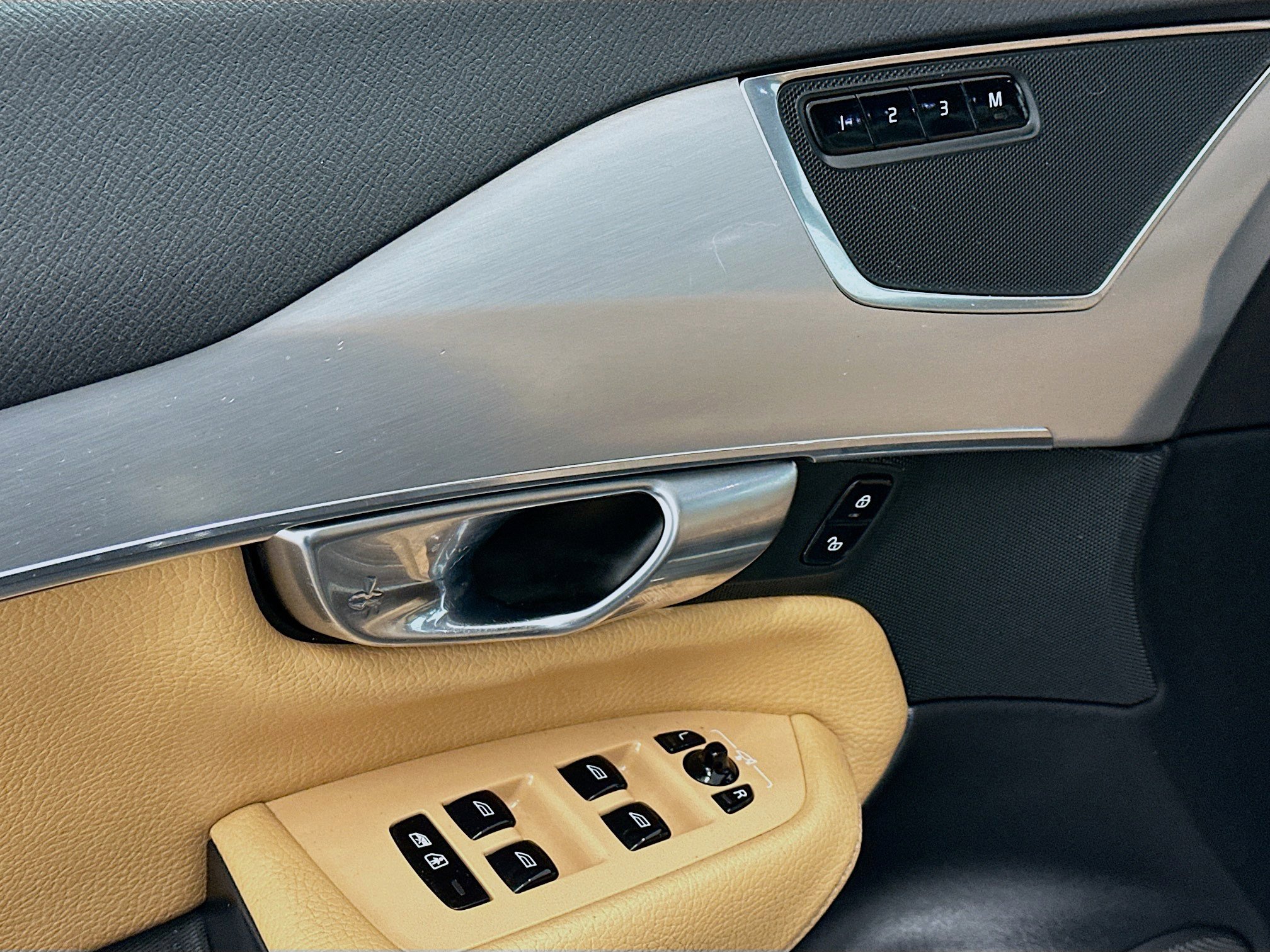 Used 2017 Volvo XC90 T6 Momentum w/ Vision Package image 15