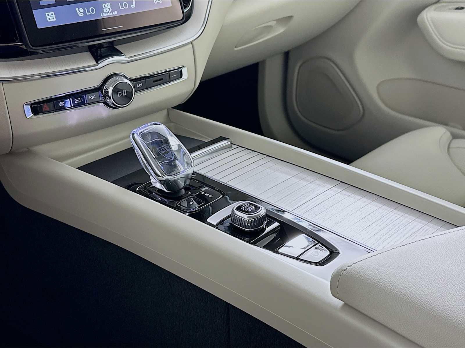 New 2026 Volvo XC60 B5 Ultra w/ Protection Package Premier image 16