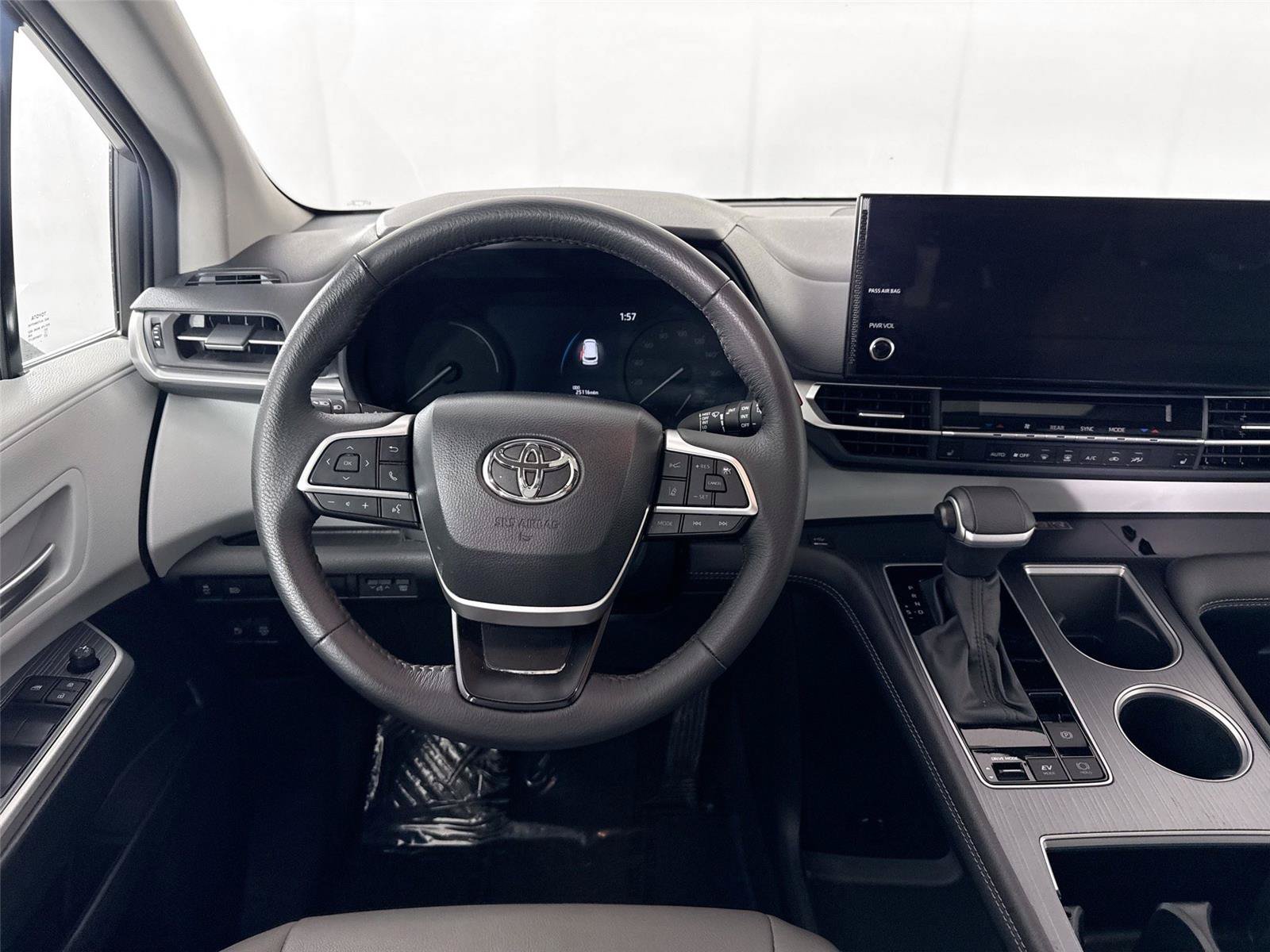 Certified 2026 Toyota Sienna XLE FWD image 33