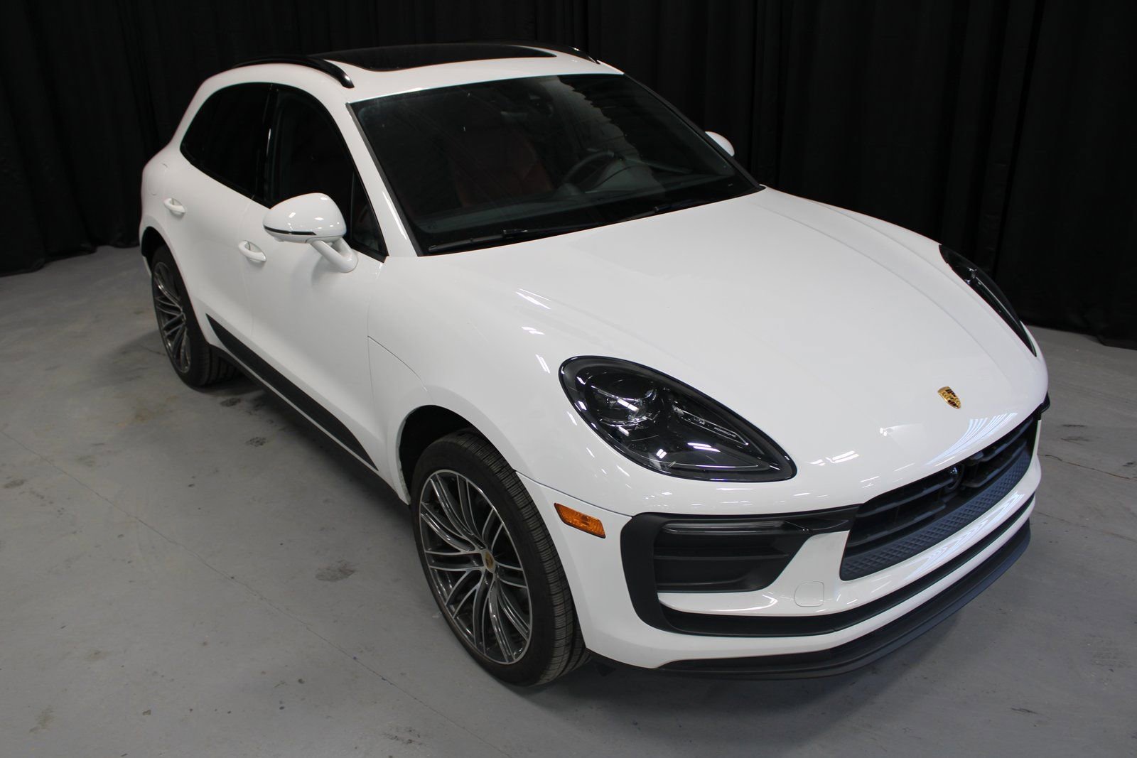 Certified 2025 Porsche Macan image 10