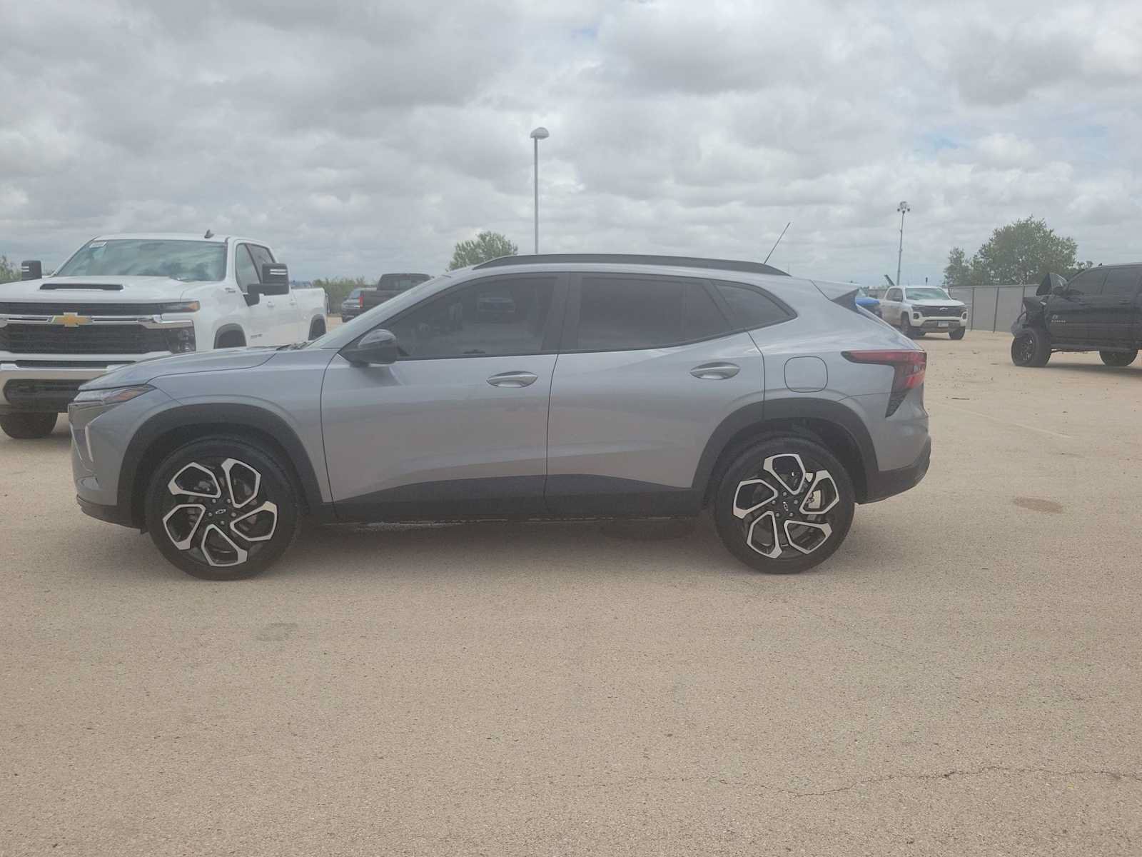 Used 2025 Chevrolet Trax RS w/ Sunroof Package FWD image 5
