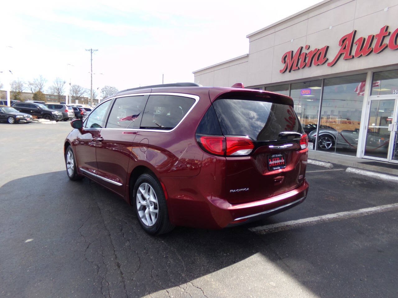 Used 2017 Chrysler Pacifica Touring-L w/ Tire & Wheel Group FWD image 9