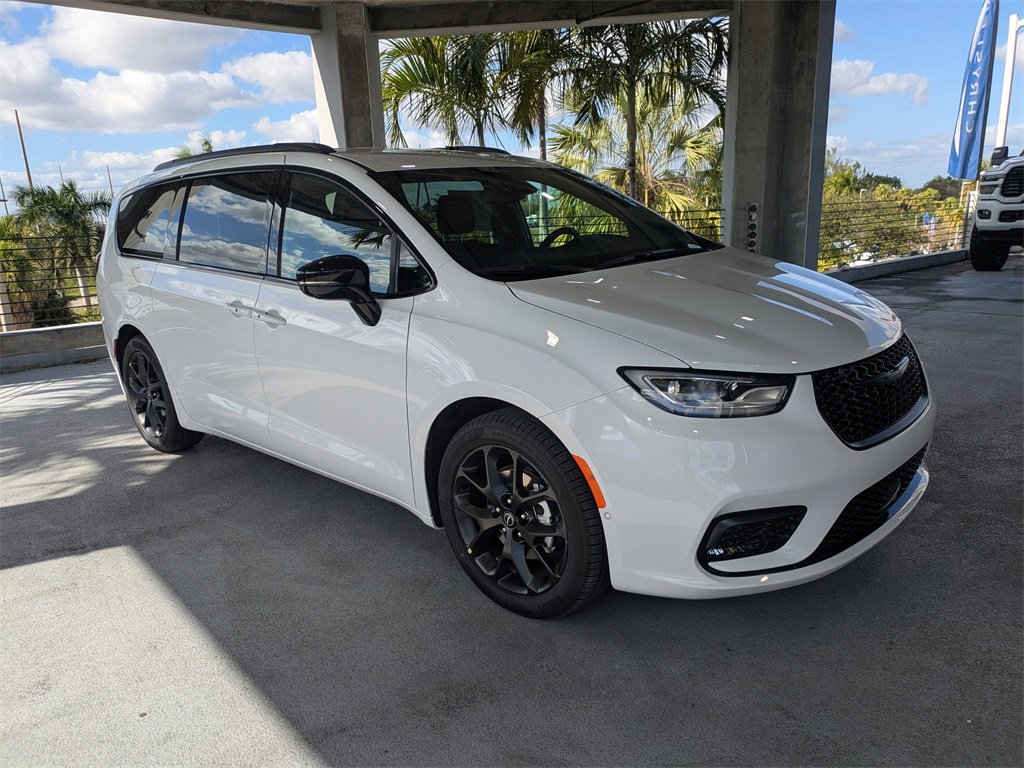 New 2026 Chrysler Pacifica Select image 2