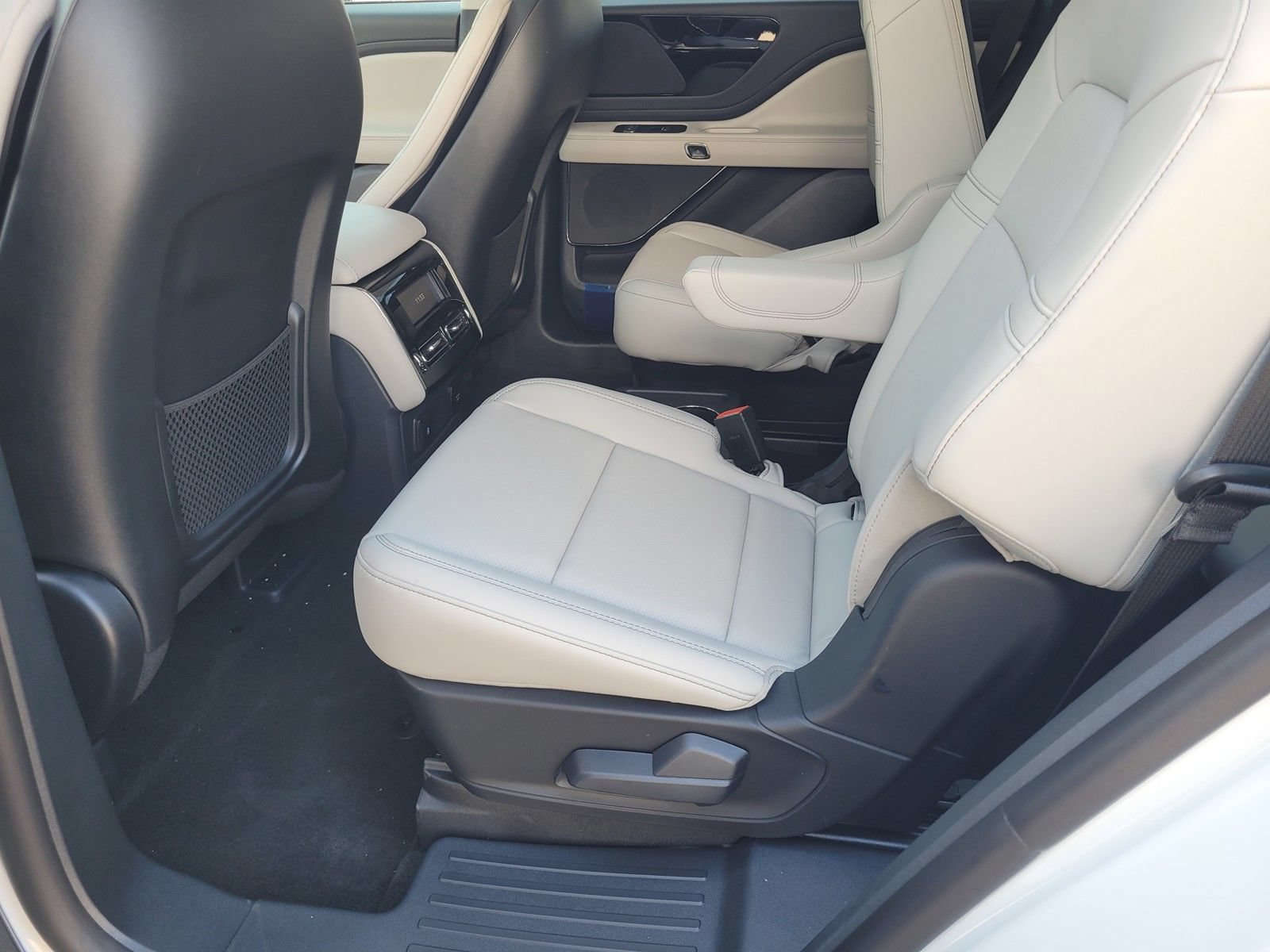 New 2026 Lincoln Aviator AWD image 7