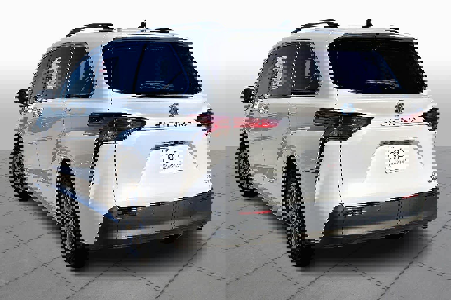 Used 2022 Toyota Sienna XLE image 11