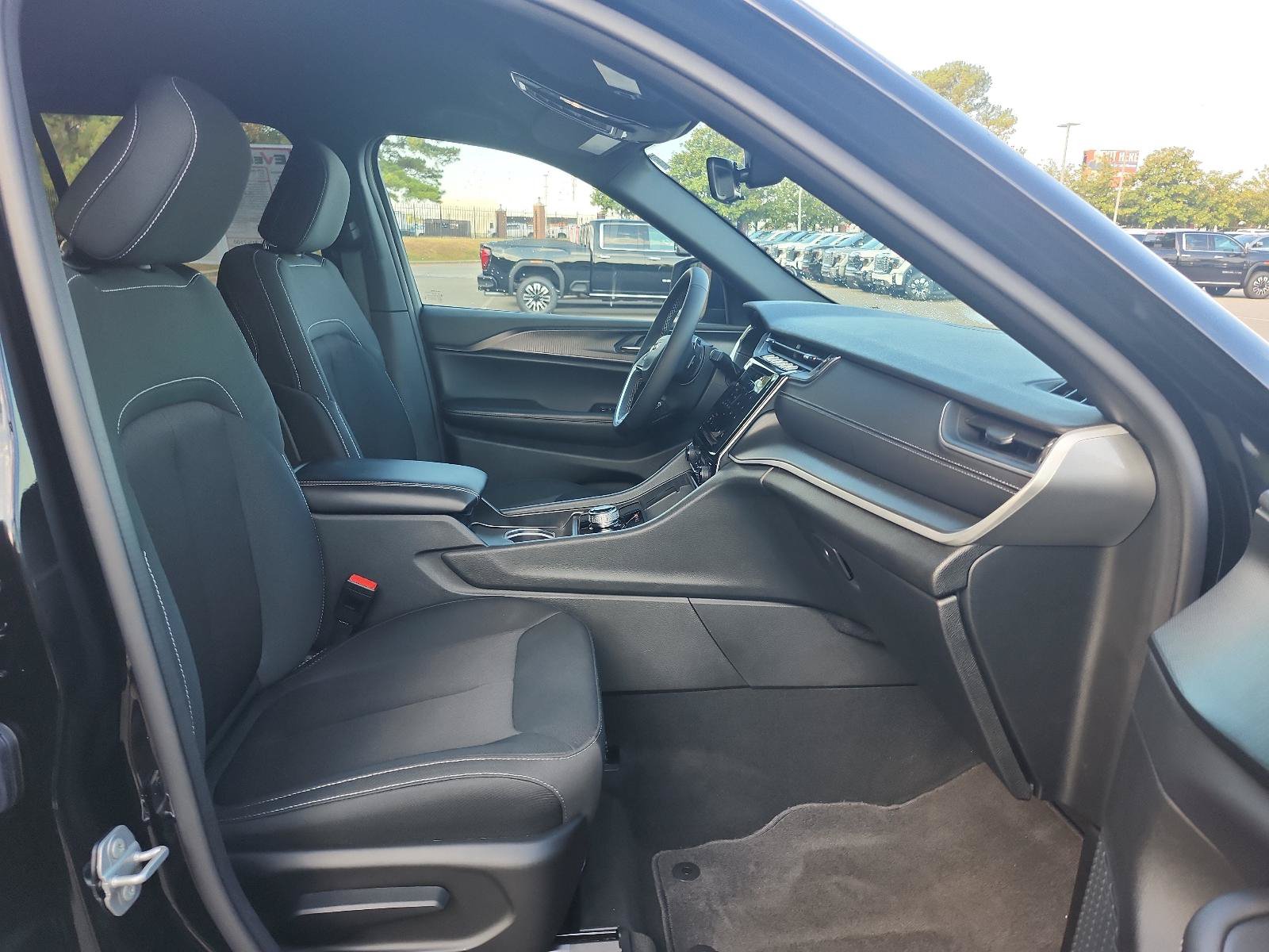 Used 2026 Jeep Grand Cherokee Laredo RWD image 7