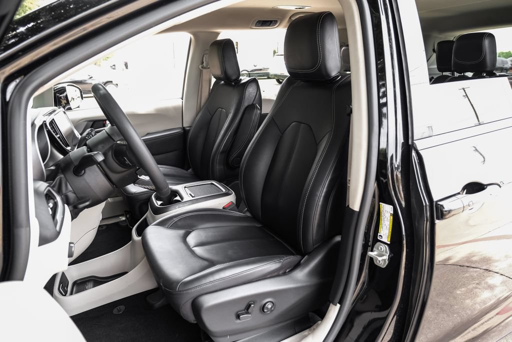 Used 2024 Chrysler Pacifica Touring-L FWD image 8