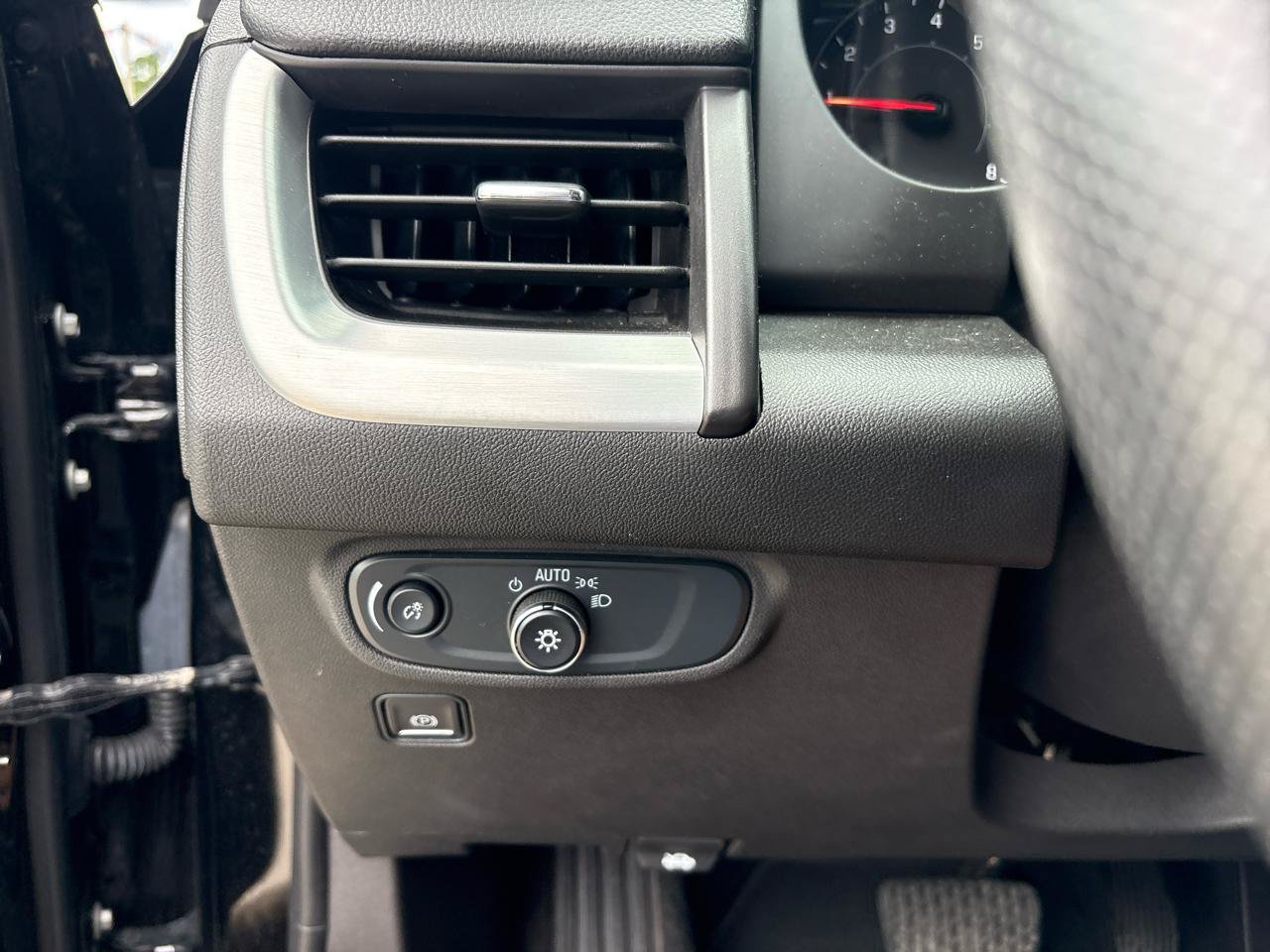 Used 2024 GMC Terrain SLE FWD image 15
