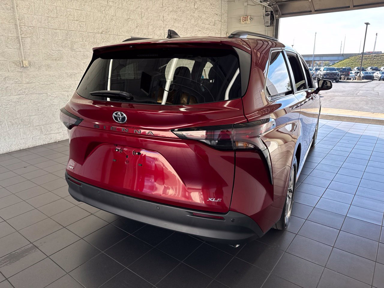 Used 2026 Toyota Sienna XLE FWD image 7
