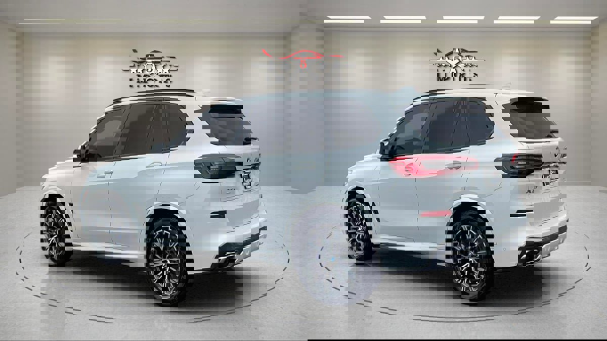 Used 2019 BMW X5 xDrive50i w/ M Sport Package image 3