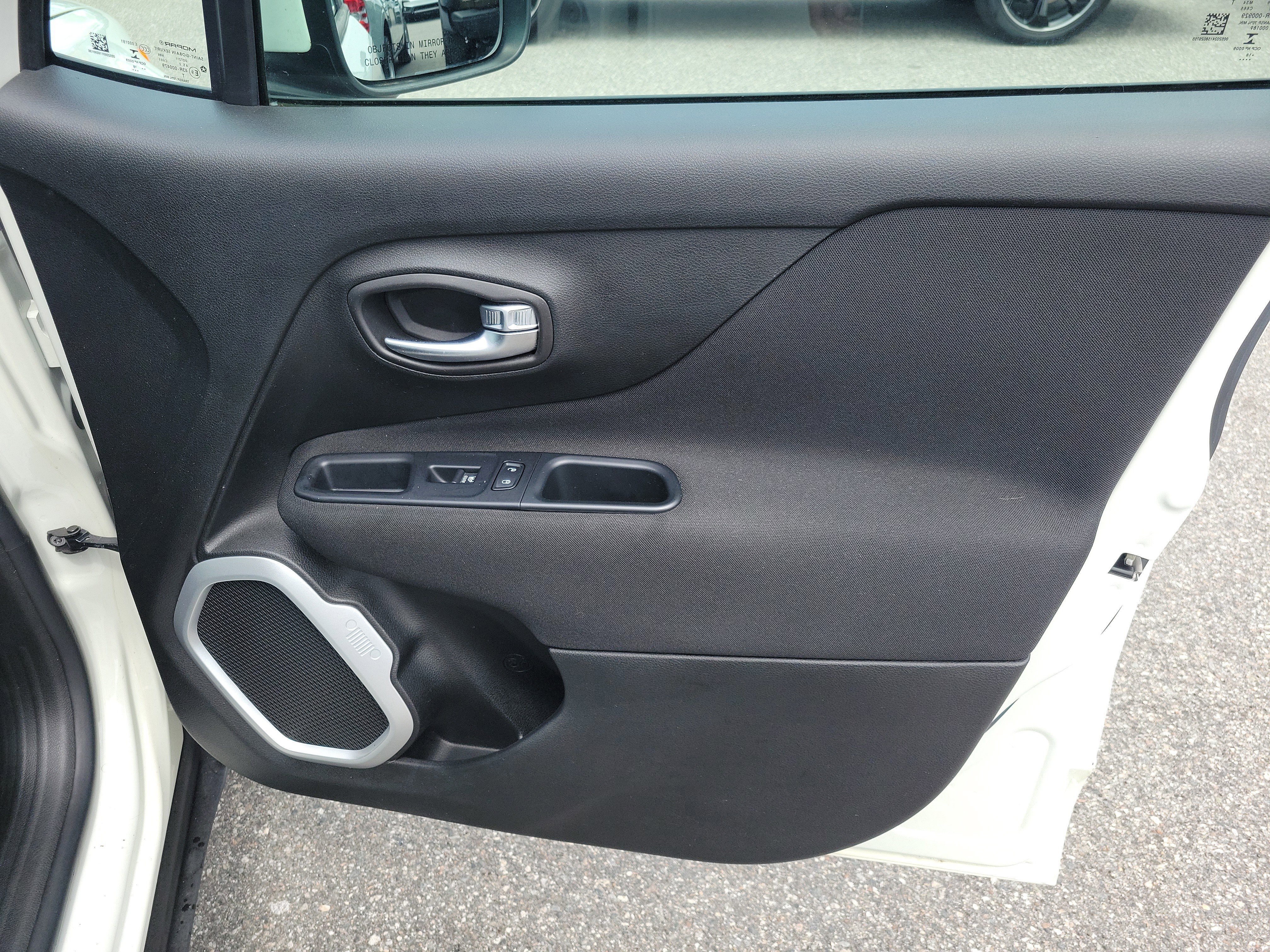 Used 2018 Jeep Renegade Latitude w/ Cold Weather Group image 28