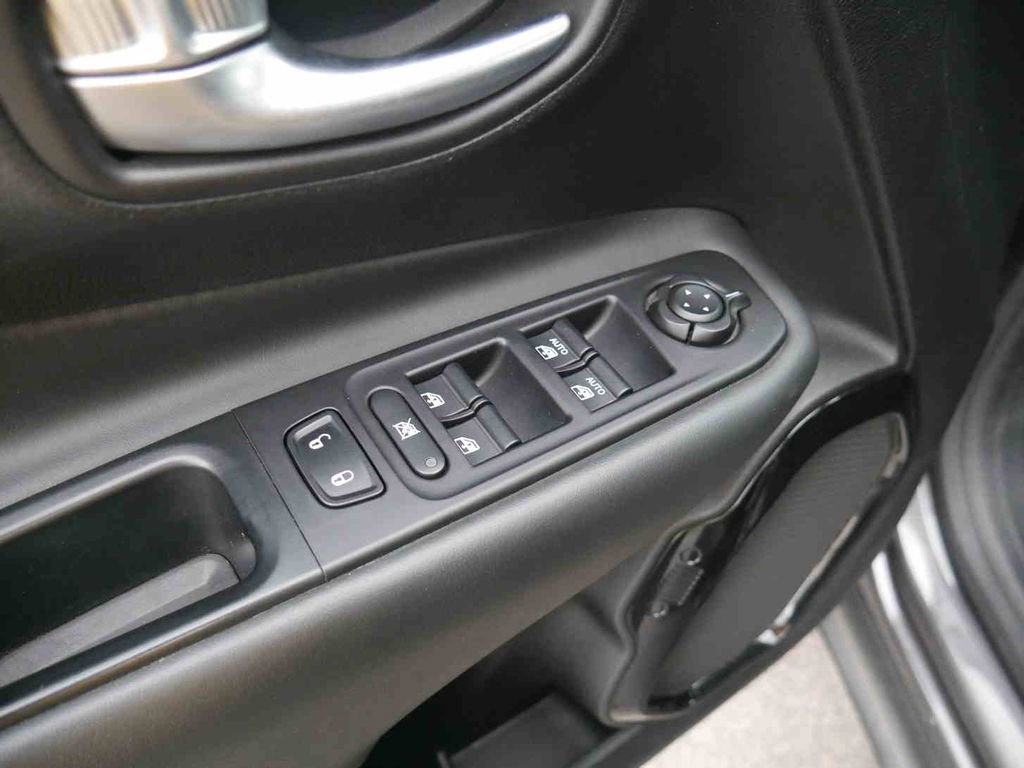 Used 2017 Jeep Renegade Altitude AWD/4WD image 23