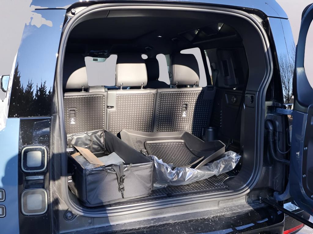 New 2026 Land Rover Defender 110 X-Dynamic SE image 15