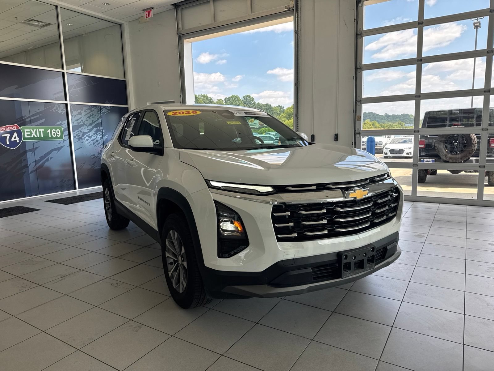 Used 2026 Chevrolet Equinox LT w/ Convenience Package II FWD image 3