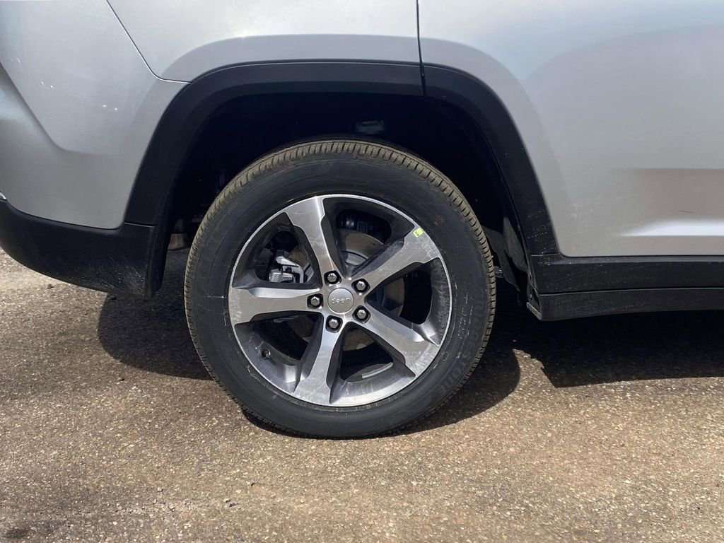 New 2026 Jeep Grand Cherokee Limited w/ Luxury Tech Group II image 8