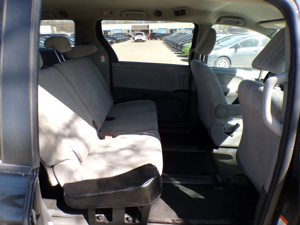 Used 2020 Toyota Sienna L image 19