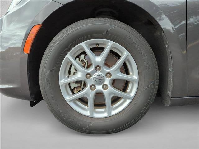 Used 2023 Chrysler Pacifica Touring-L FWD image 14