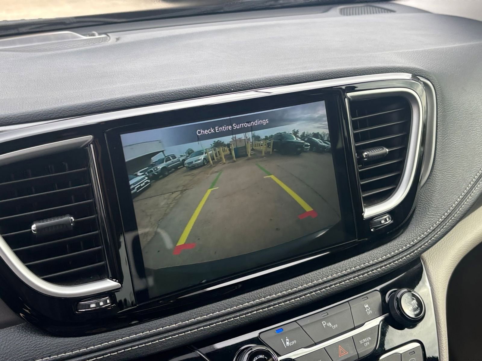 Used 2023 Chrysler Pacifica Touring-L image 18