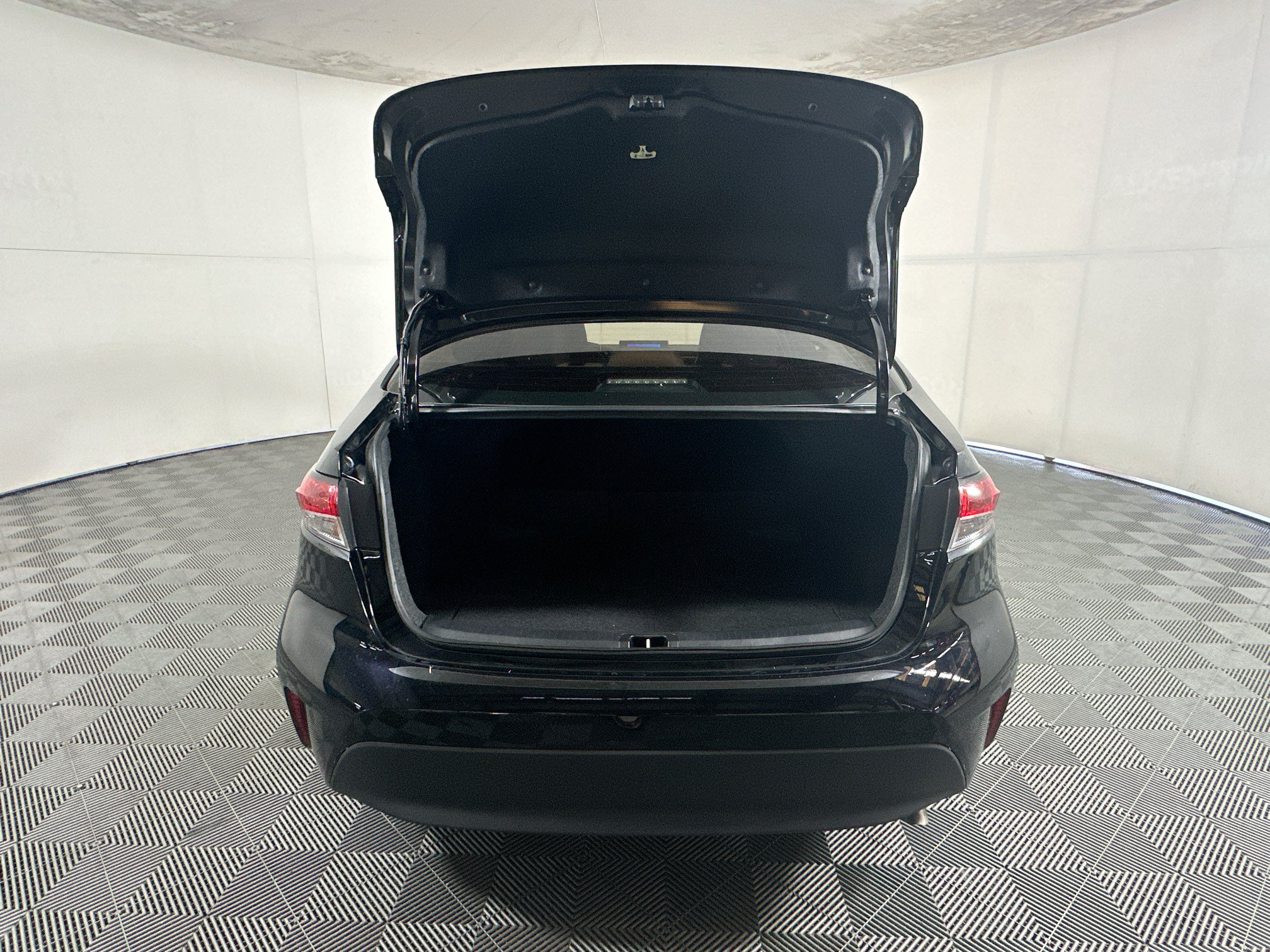 Used 2025 Toyota Corolla LE FWD image 30