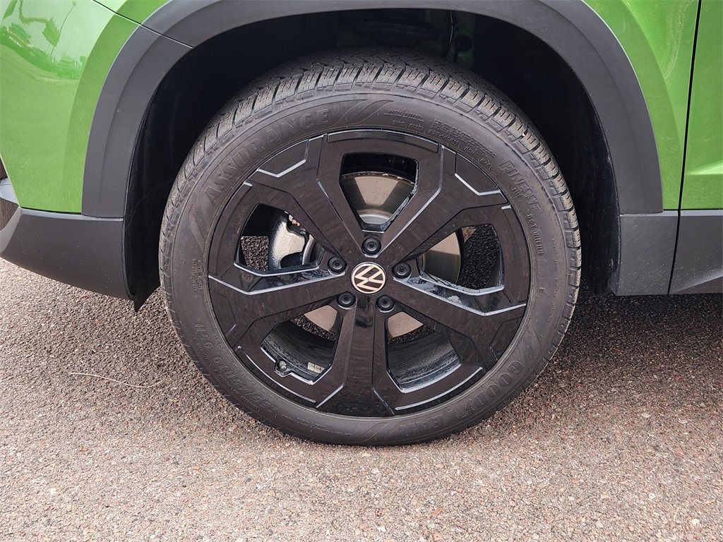 Used 2025 Volkswagen Taos SEL image 31