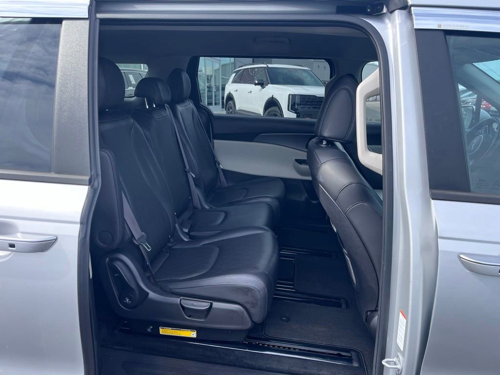 Used 2023 Kia Carnival LX FWD image 3