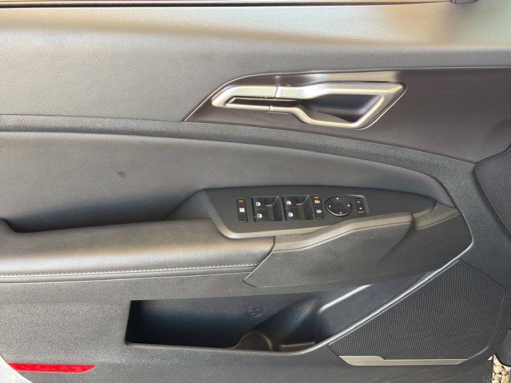 Used 2026 Kia Sportage EX FWD image 3