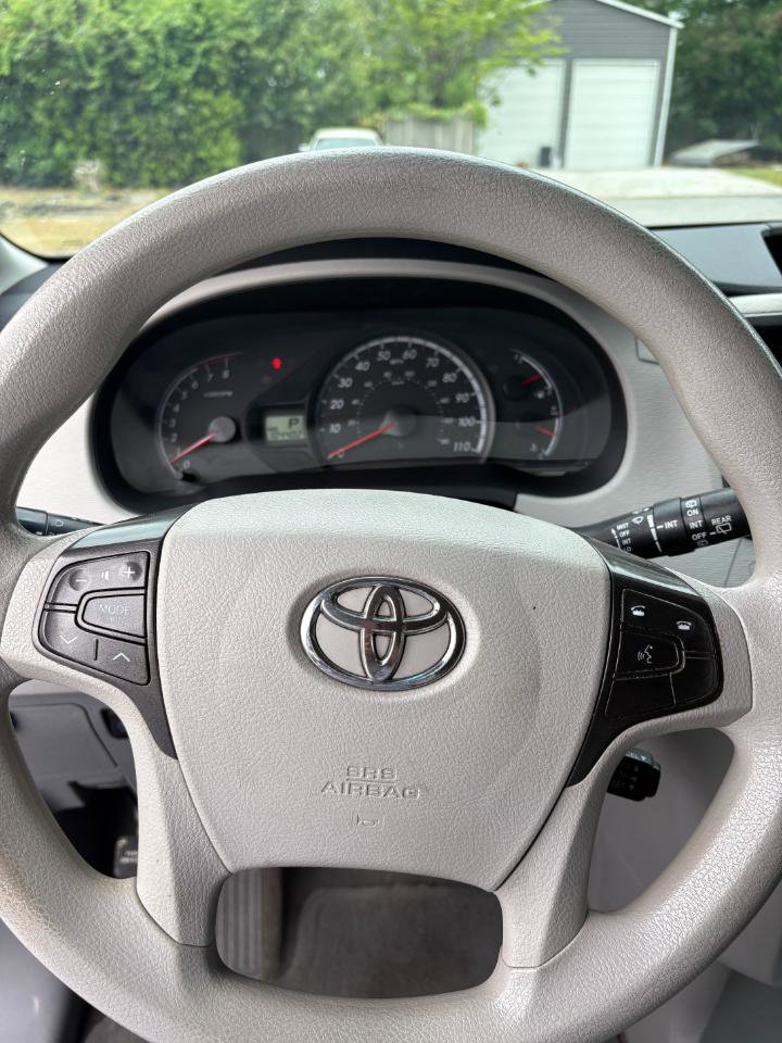 Used 2014 Toyota Sienna LE FWD image 12