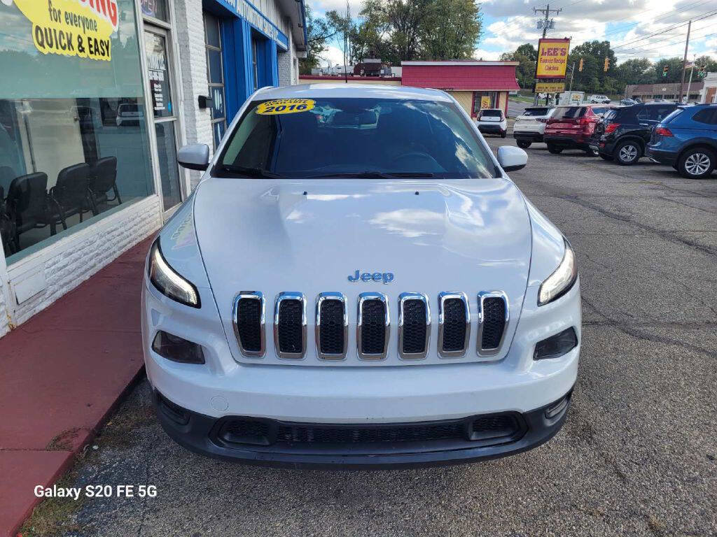 Used 2016 Jeep Cherokee Sport image 2