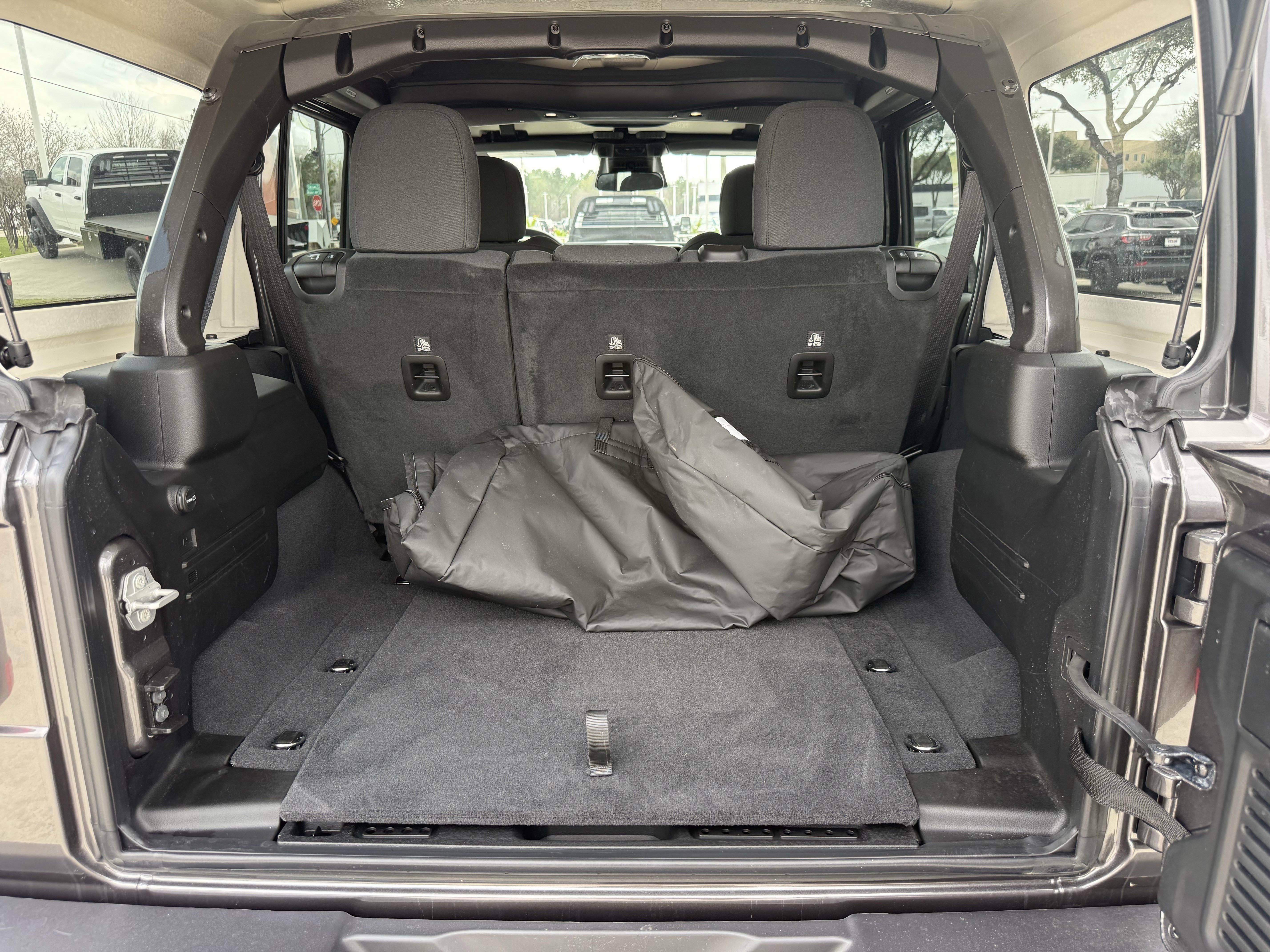 Used 2025 Jeep Wrangler Sahara image 30