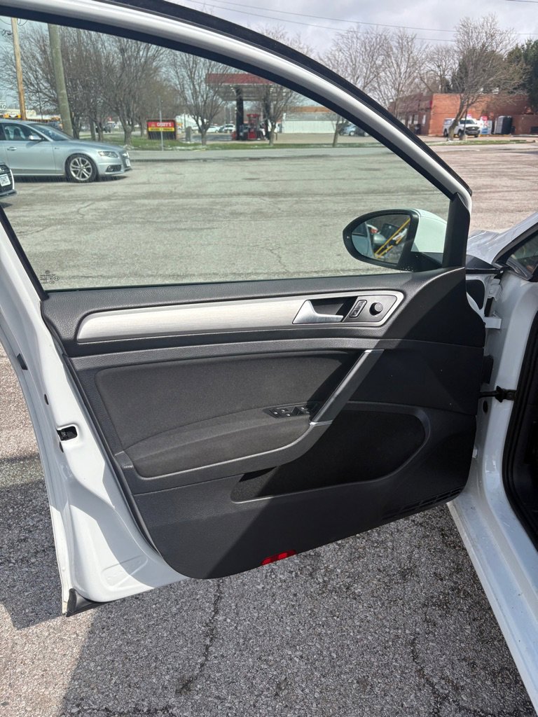 Used 2016 Volkswagen Golf S image 10