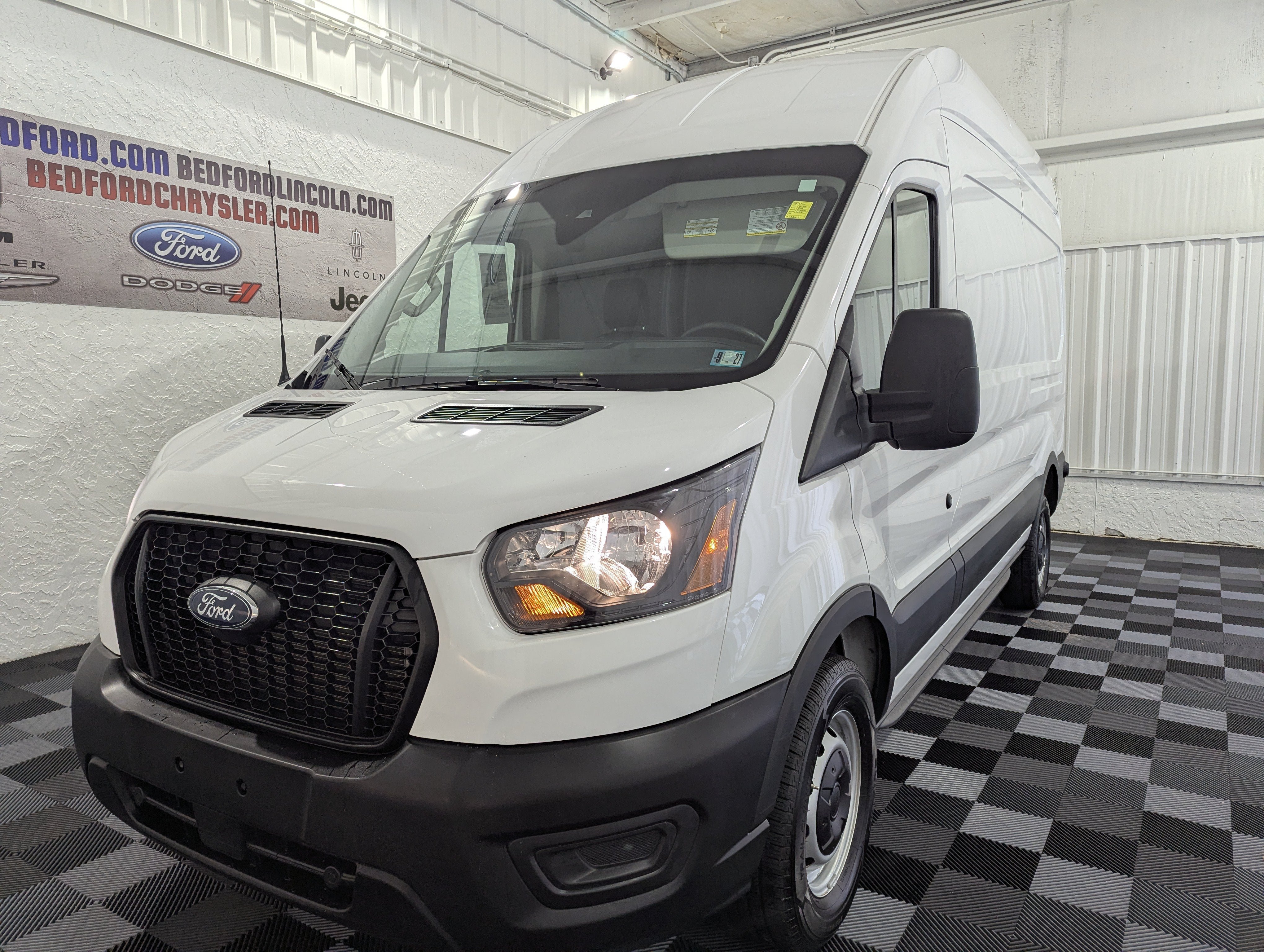 Used 2025 Ford Transit 250 148 High Roof RWD image 3