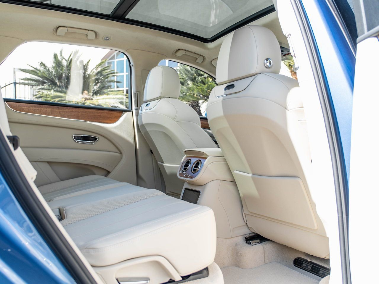 Used 2025 Bentley Bentayga Plug-In Hybrid image 21