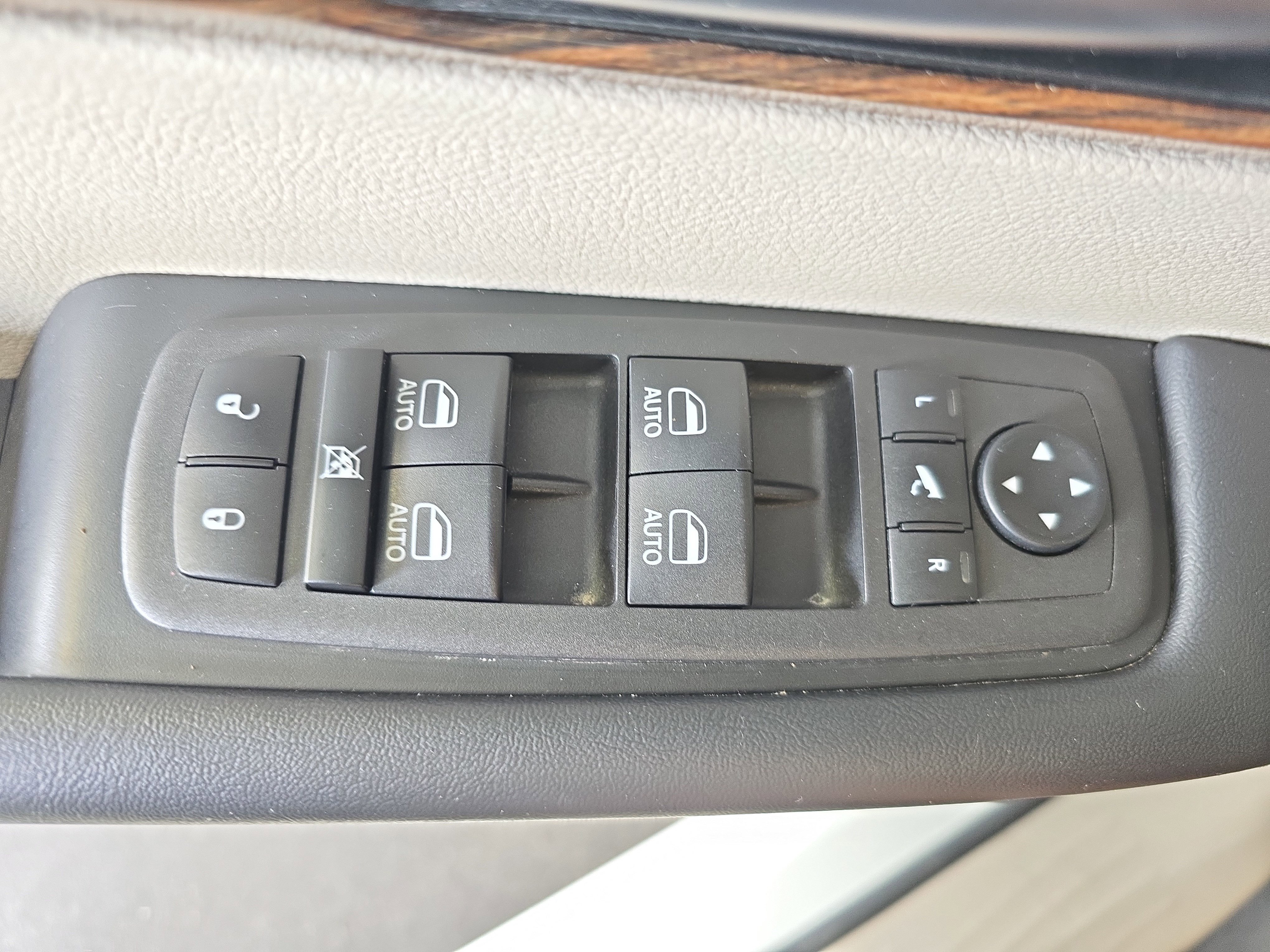 Used 2023 Chrysler Pacifica Limited FWD image 25