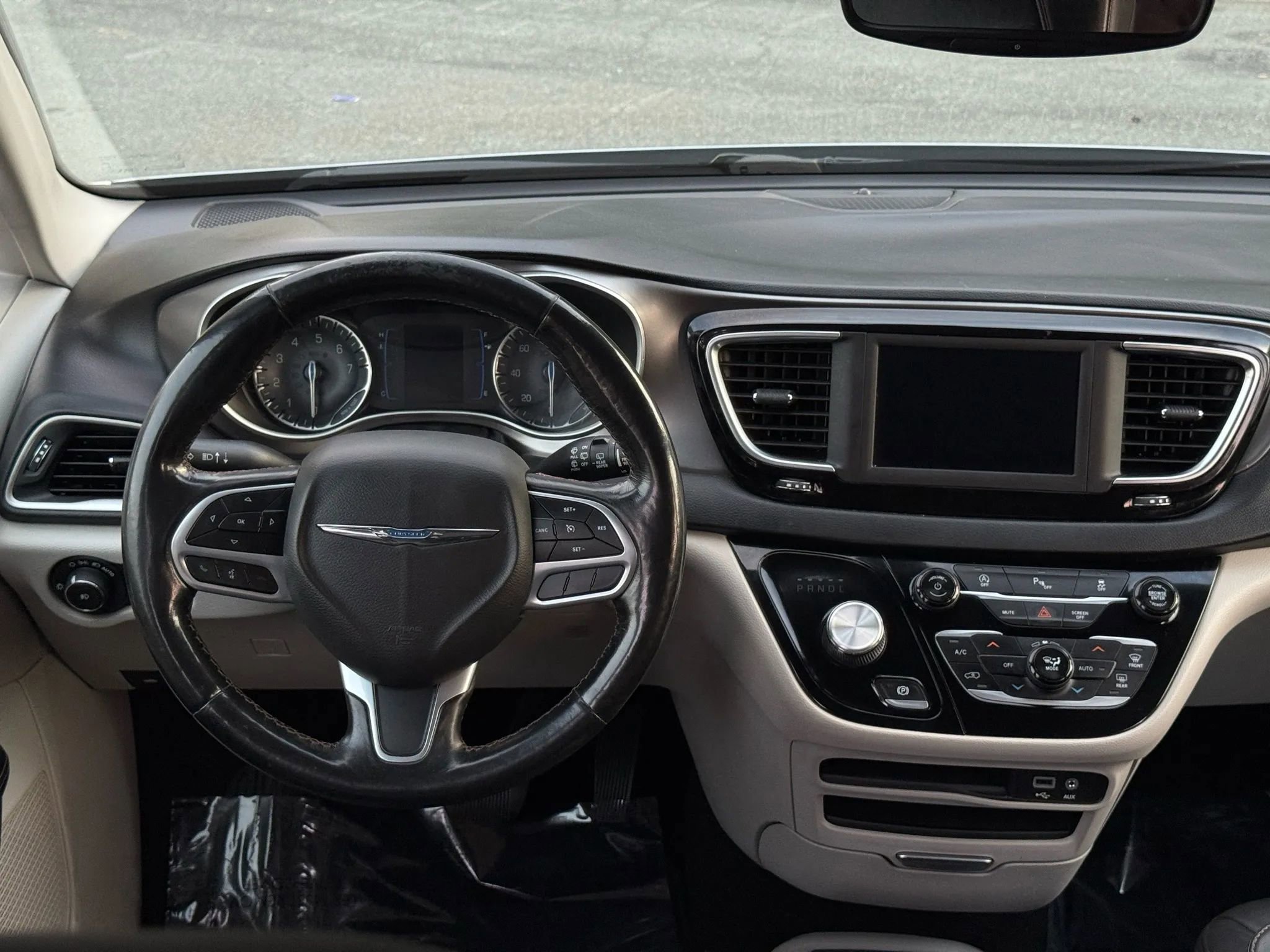 Used 2020 Chrysler Pacifica Touring-L image 37