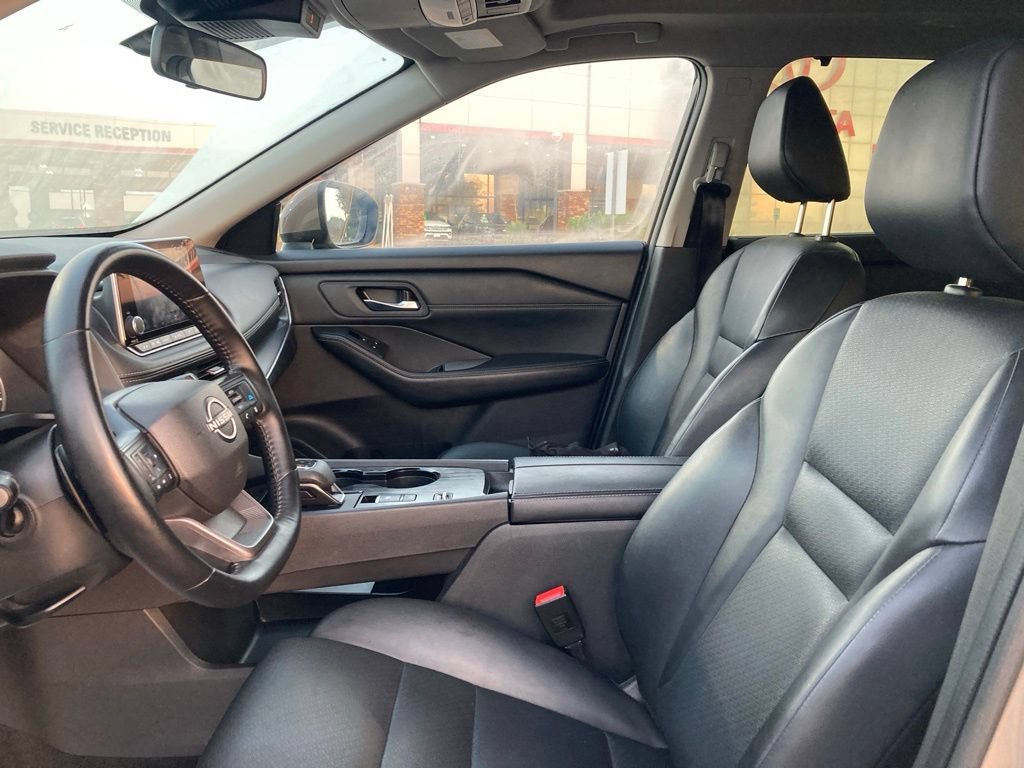 Used 2025 Nissan Rogue SV w/ SV Premium Package FWD image 10