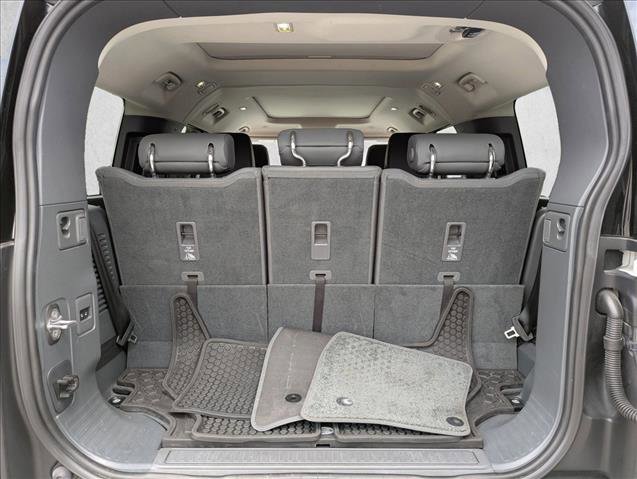 Used 2024 Land Rover Defender 130 X-Dynamic SE image 6