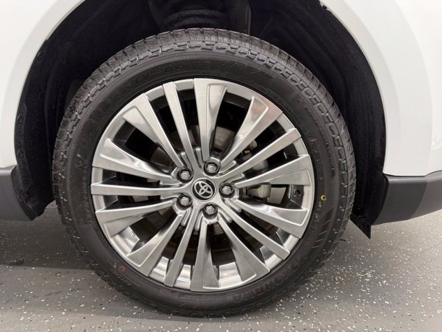 Certified 2023 Toyota Venza XLE AWD/4WD image 22