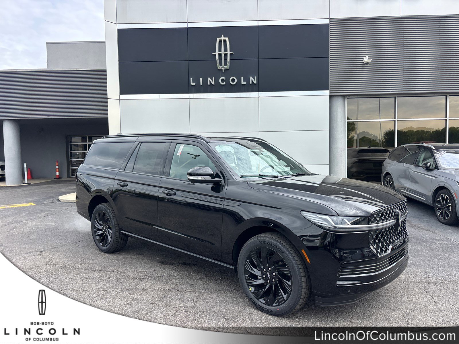 New 2026 Lincoln Navigator L Reserve w/ Jet Appearance Package AWD/4WD image 1