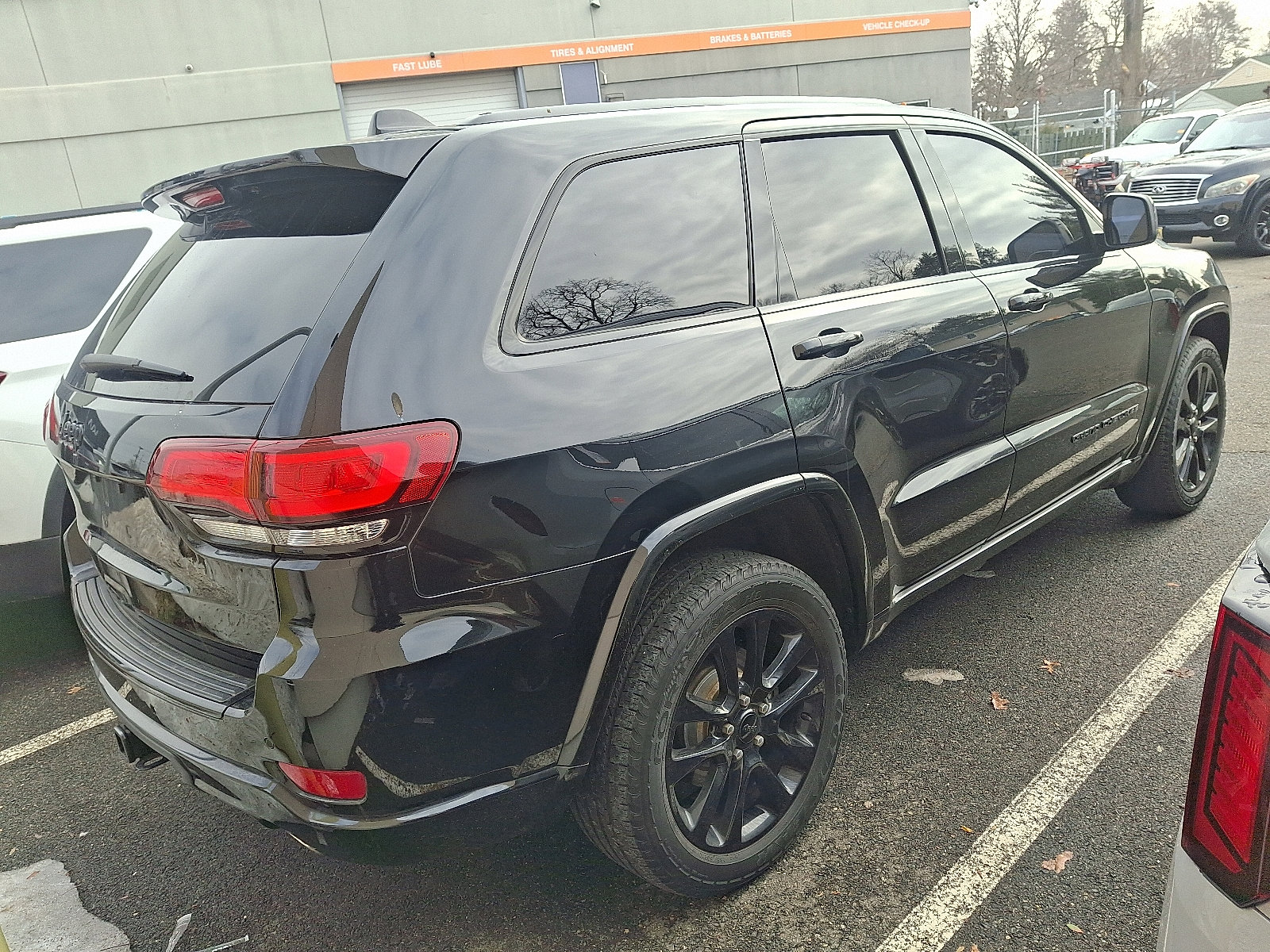 Used 2017 Jeep Grand Cherokee Altitude image 3