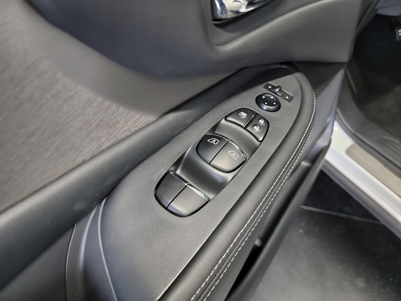 Used 2024 Nissan Murano SL FWD image 14