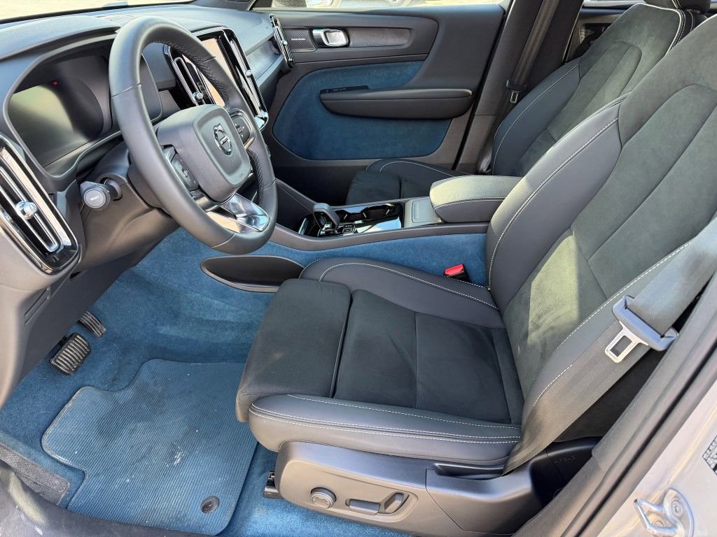 Used 2023 Volvo XC40 Recharge Ultimate image 4