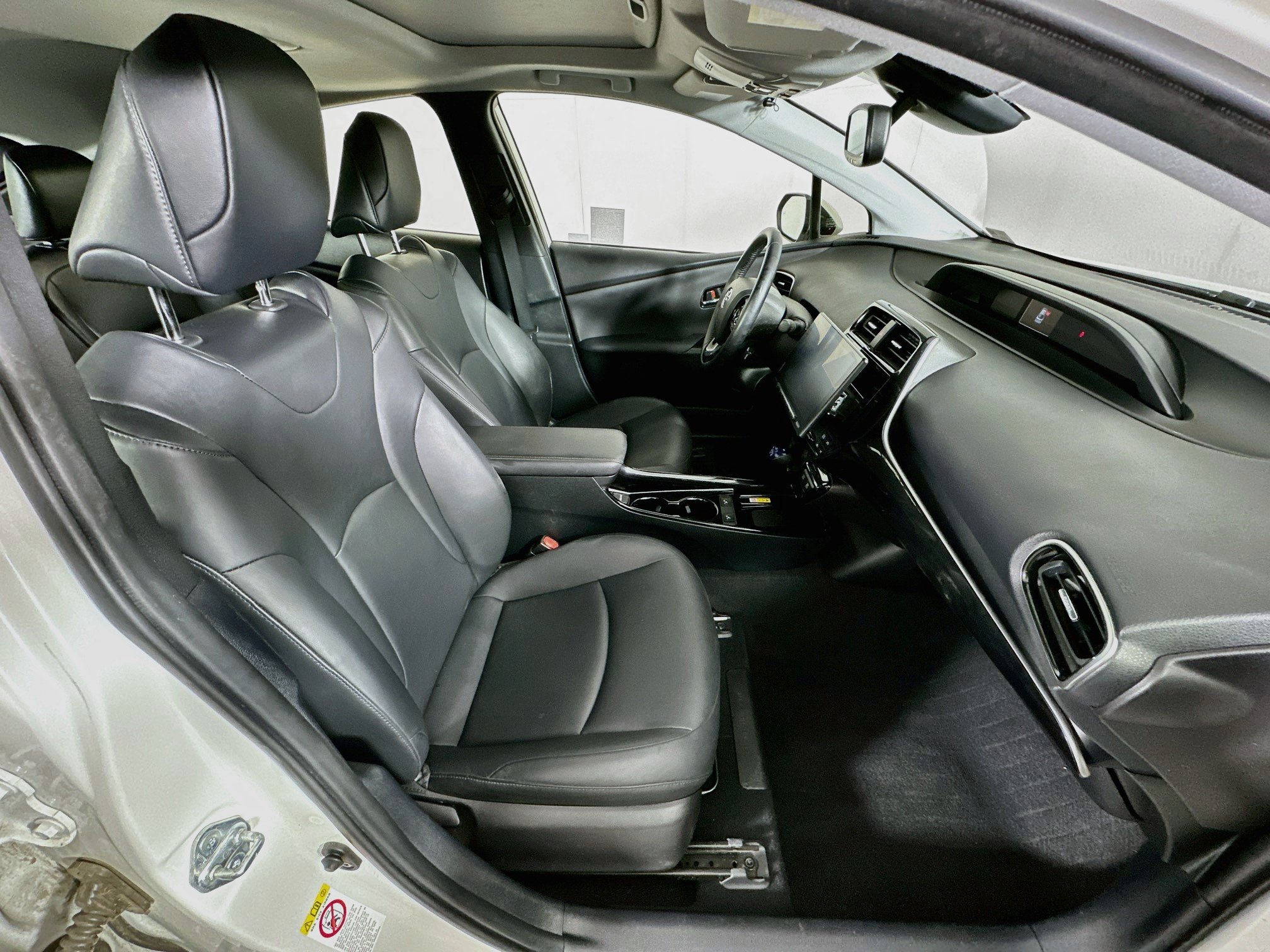 Used 2020 Toyota Prius XLE w/ Premium Convenience Package FWD image 30