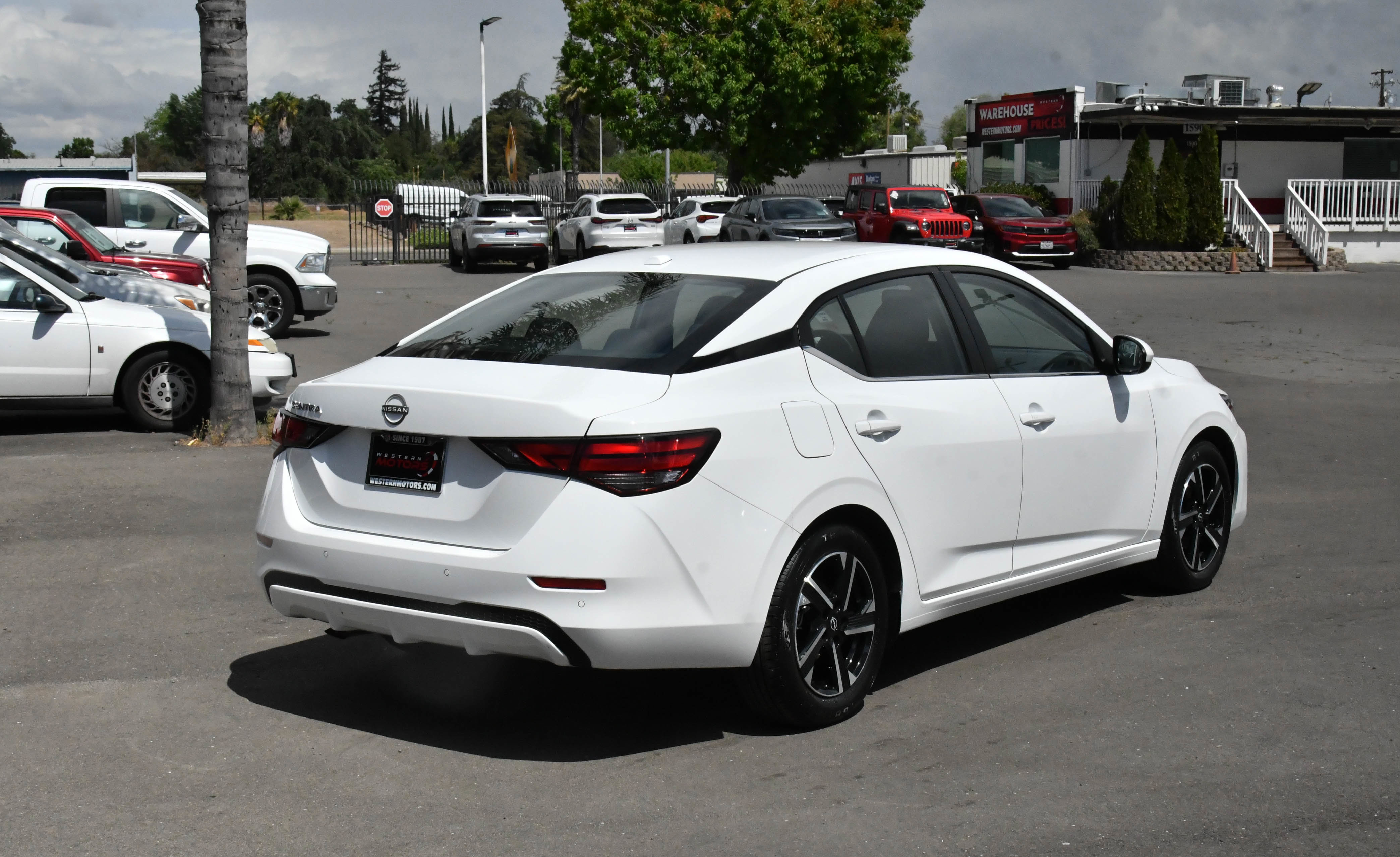 Used 2025 Nissan Sentra SV FWD image 8