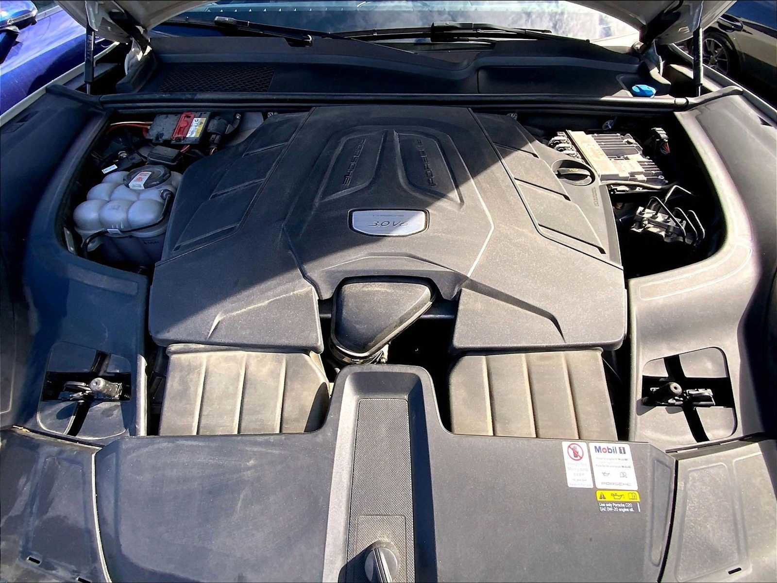 Certified 2022 Porsche Cayenne Platinum Edition image 63