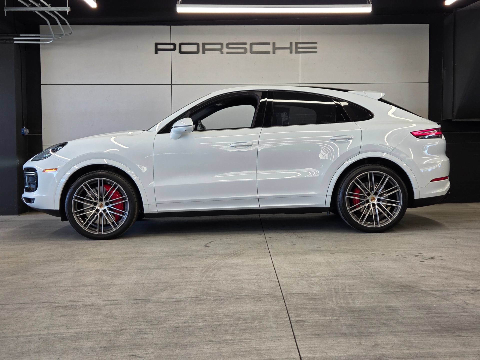 Certified 2023 Porsche Cayenne Turbo AWD/4WD image 2