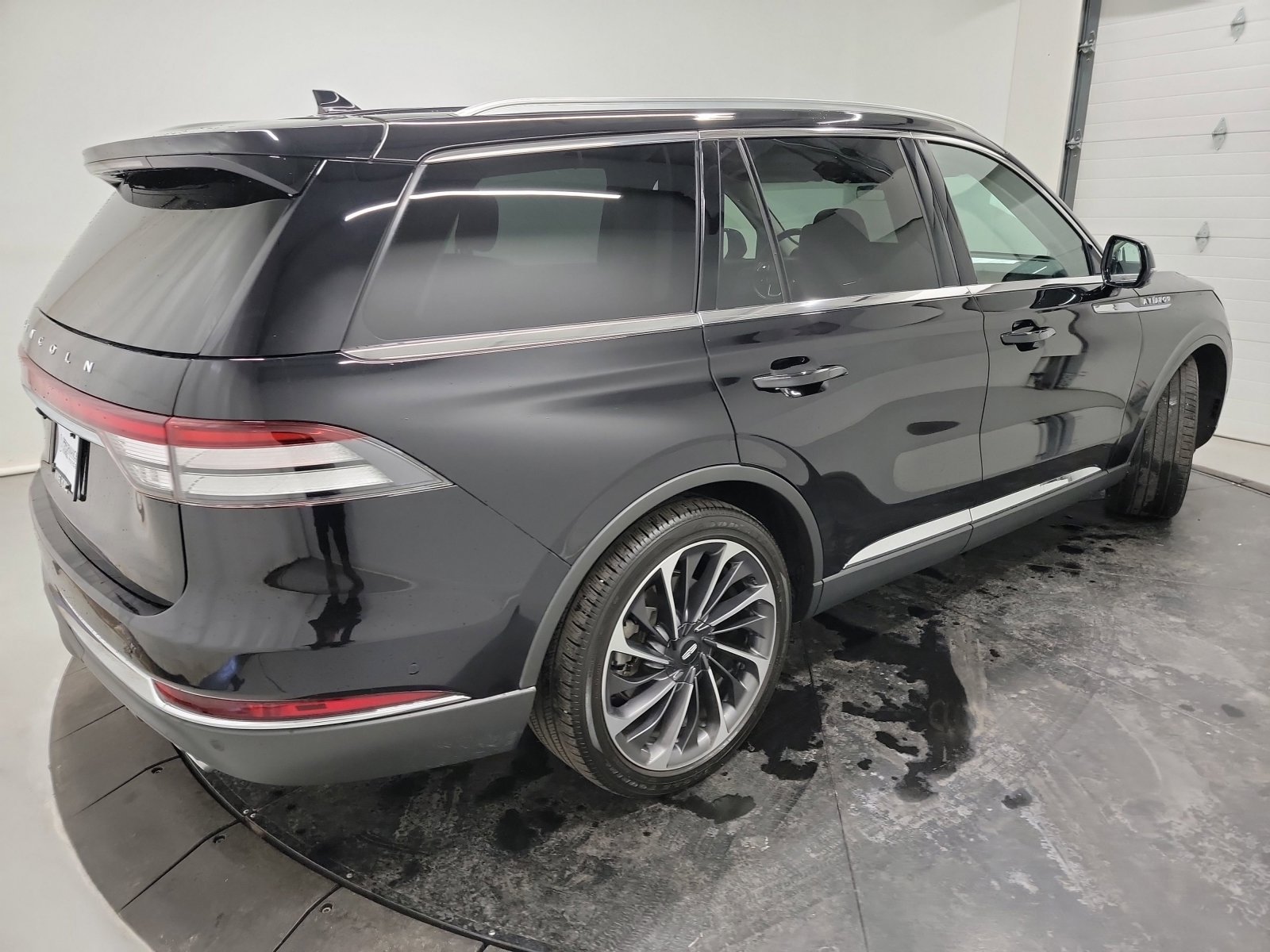 Used 2020 Lincoln Aviator Reserve w/ Equipment Group 202A image 9