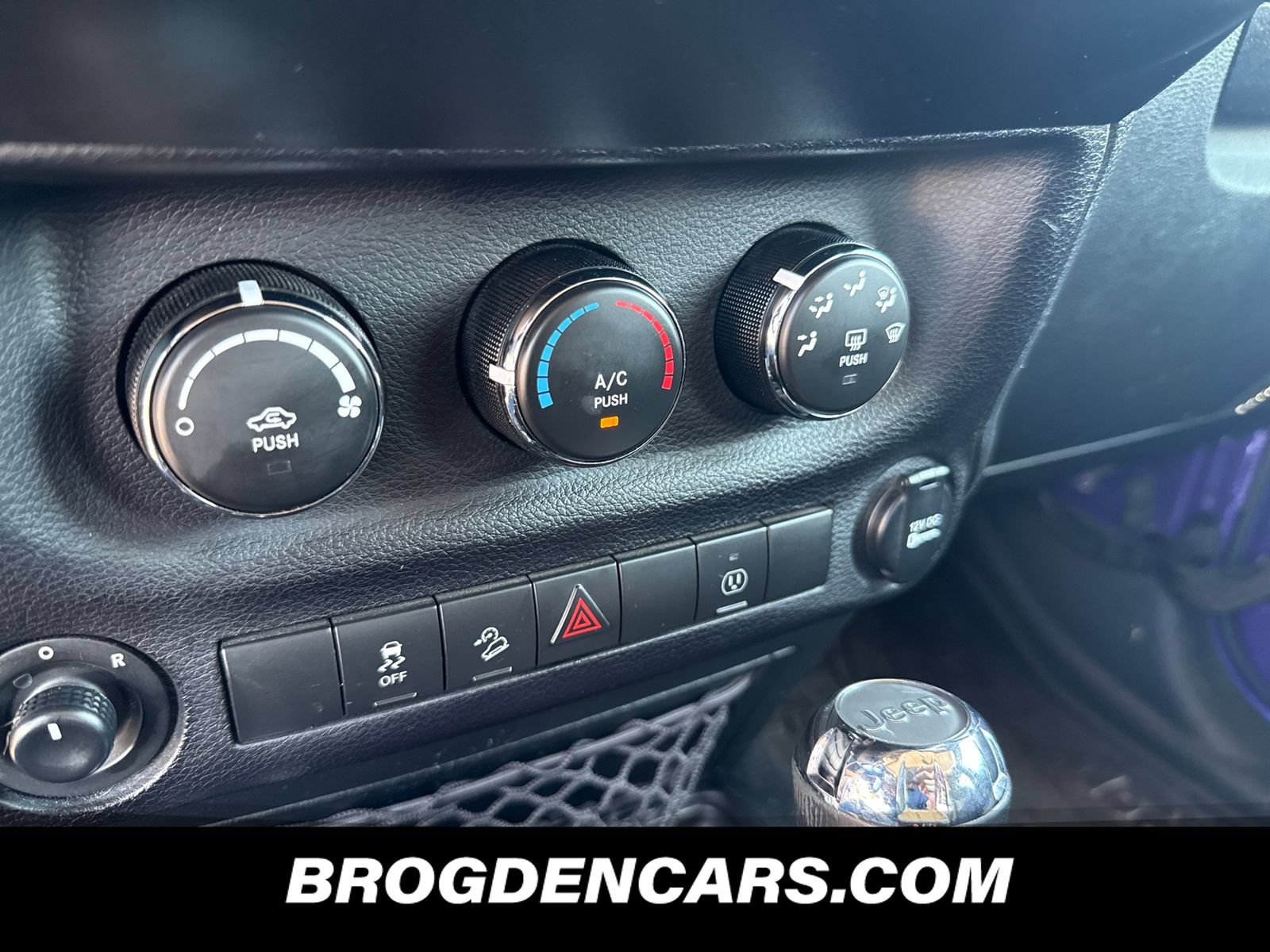 Used 2017 Jeep Wrangler Sahara w/ Connectivity Group AWD/4WD image 7